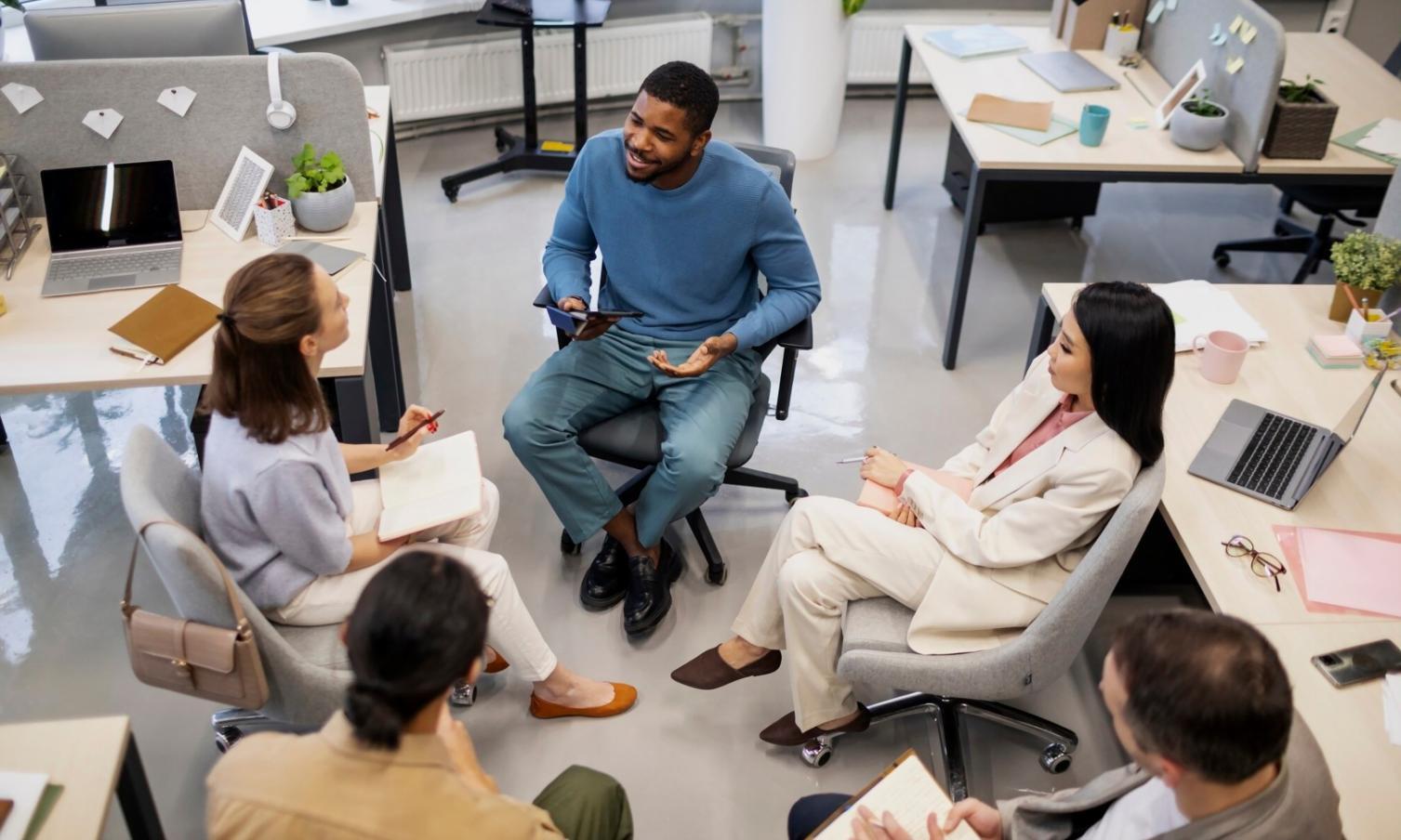 Arbeitsbereich mit Finanzunterlagen und Laptop, typisch für Budgetplanung