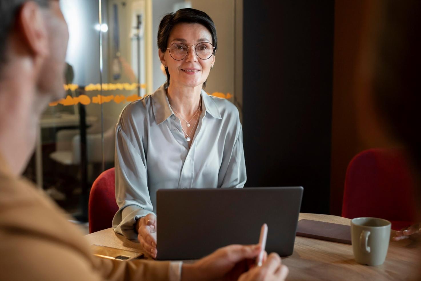 Strukturierte Budgetübersicht auf dem Schreibtisch